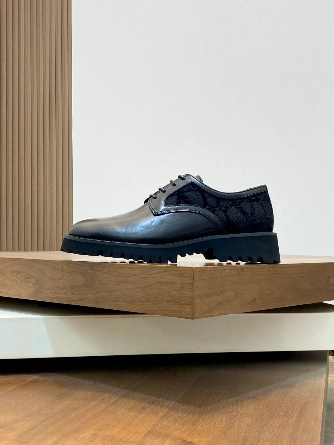 Men's shoes 💰740 VALENTINO Valentino's new men's fashionable casual leather shoes. These leather shoes are made of imported cowhide leather uppers, dyed calfskin lining and calfskin insoles. The upper foot is soft, comfortable and breathable. Comes with complete packaging in the original box! Visible details and quality. Size: 39-44 (customized at 38.45.46)
